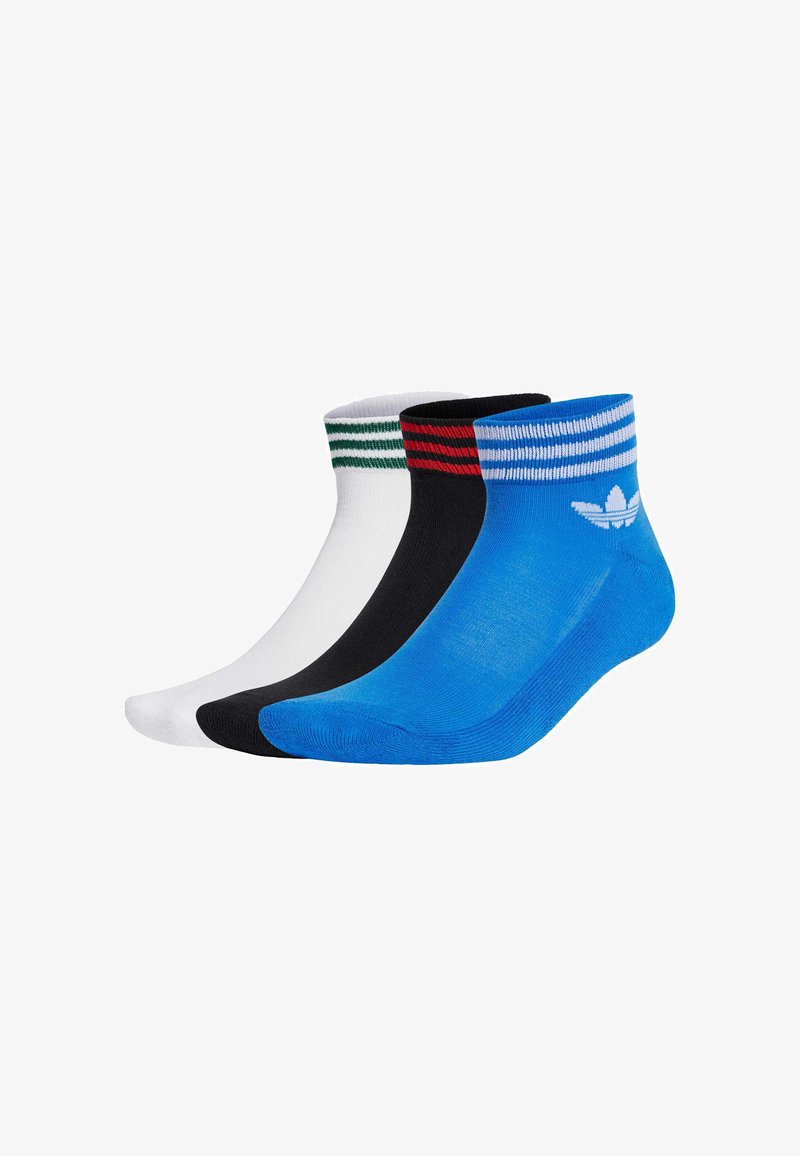 Três pares de meias de tornozelo: brancas com riscas verdes, pretas com riscas vermelhas e azuis com riscas brancas e logotipo. Material suave e elástico.