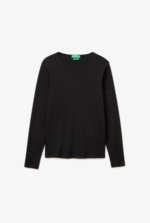 Czarna koszulka z długim rękawem i okrągłym dekoltem, z prostym dołem oraz zieloną metką marki wszytą wewnątrz kołnierza.