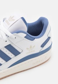 adidas Originals FORUM LOW CLASSIC - Sapatilhas - footwear white/crew blue/cloud white