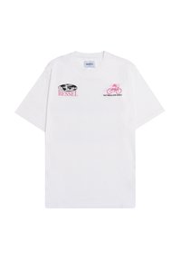 Camiseta de algodón blanca con mangas cortas, que presenta un globo negro y un logo rosa en el lado izquierdo del pecho, y un gráfico de bicicleta rosa con texto a la derecha.