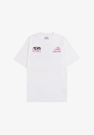 Camiseta de algodón blanca con mangas cortas, que presenta un globo negro y un logo rosa en el lado izquierdo del pecho, y un gráfico de bicicleta rosa con texto a la derecha.