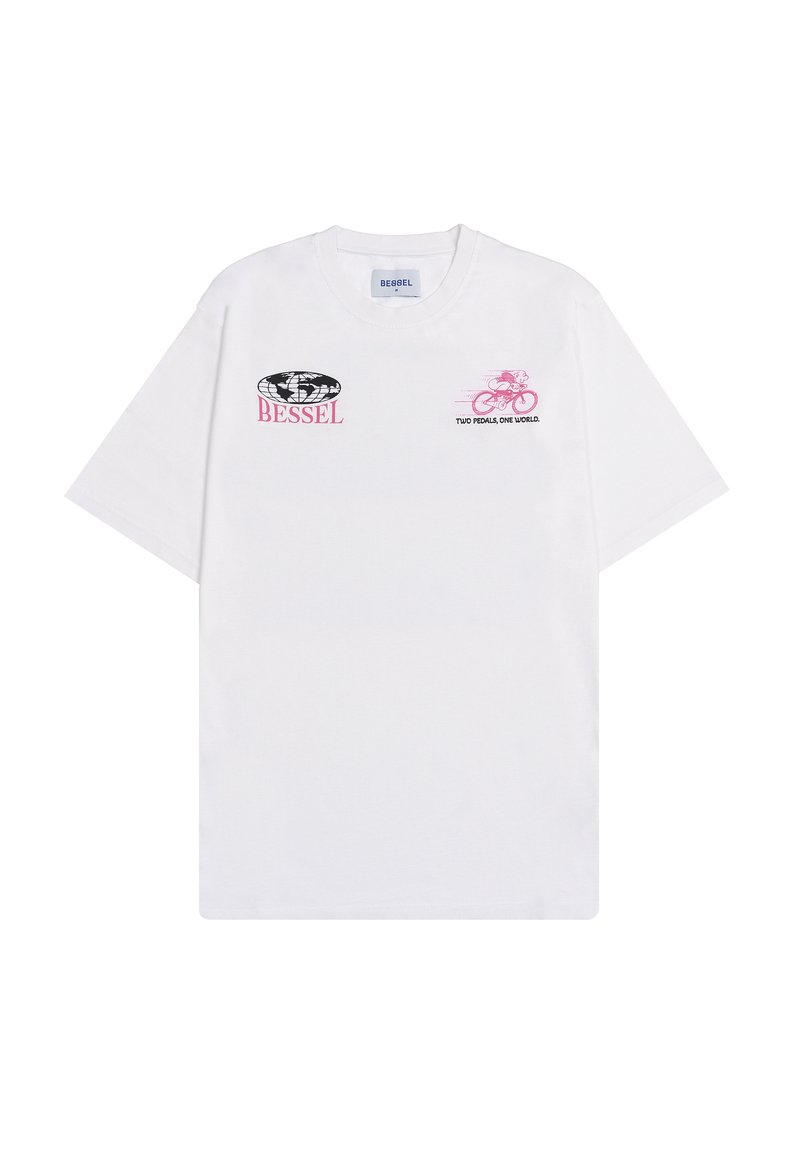 Camiseta de algodón blanca con mangas cortas, que presenta un globo negro y un logo rosa en el lado izquierdo del pecho, y un gráfico de bicicleta rosa con texto a la derecha.