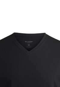 T-shirt nero a V in tessuto morbido. Presenta una vestibilità moderna con un design semplice e minimalista, senza motivi o dettagli visibili. Taglia M.