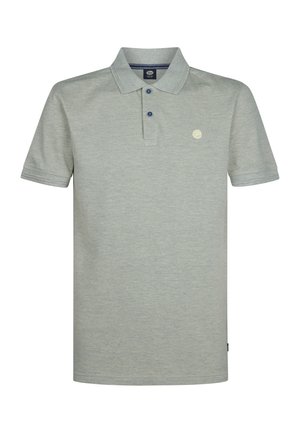 Camisa polo de algodón gris con una tapeta de tres botones, mangas cortas y un pequeño logo en el lado izquierdo del pecho. Textura suave con un patrón sutil.