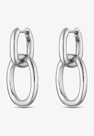Boucles d’oreilles pendantes à double anneau en ton argenté avec une finition polie et une fermeture à charnière, présentées sur un fond blanc.