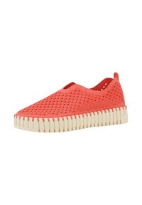 Scarpa slip-on rossa con un motivo testurizzato, una parte superiore morbida e una suola beige imbottita caratterizzata da scanalature verticali per la trazione.