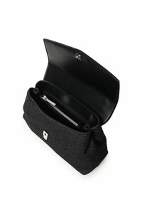 Borsa a tracolla in tessuto nero con finitura testurizzata, accessori in argento, tasca con zip all'interno e chiusura a patta magnetica. Vista aperta.