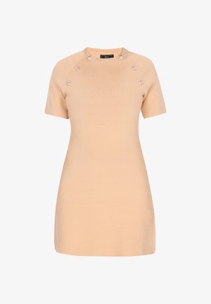 Kortsleeve, tætsiddende kjole lavet af blødt ferskenfarvet stof. Har rund halsudskæring og sølvknapdetaljer på skuldrene.