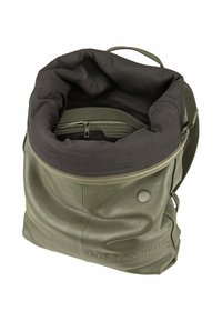 Zaino in pelle verde oliva con un design strutturato, dotato di fodera in tessuto nero, tasca con zip e dettaglio del logo impresso.
