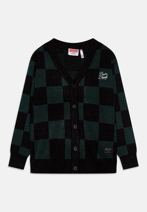 Cárdigan de botones de cuadros negros y verde oscuro con mangas largas, texto "Denim Supply" en el pecho y parche de la marca Vingino cerca del dobladillo.