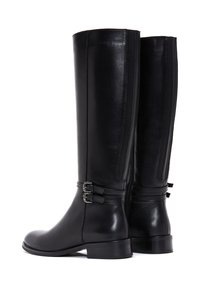 Botas de cuero negro hasta la rodilla con un acabado suave, que cuentan con dos hebillas de metal y un pequeño tacón apilado. El diseño incluye un cierre lateral con cremallera.