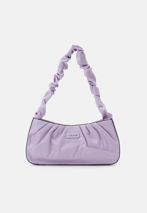 Sac à main synthétique lilas avec un design froncé, une bandoulière à volants et une bordure noire contrastante. Dispose d'un logo embossé à l'avant.