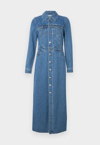 Denimmekko pitkillä hihoilla, nappikiinnitys edessä, kaksi rintataskua, muotoiltu vyötärö ja suora midi-pituinen helma. Vaaleansininen väri ja klassinen kaulus.