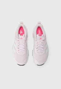 Para jasnoróżowych butów do biegania marki Adidas z białymi paskami i różowymi wkładkami opatrzonymi napisem "Adidas Training", widzianych z góry na białym tle.
