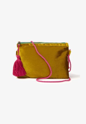 Gelbe Samt-Clutch mit einem rosa gedrehten Kordelriemen und passendem Quast. Verfügt über einen Reißverschluss und eine glatte Textur.