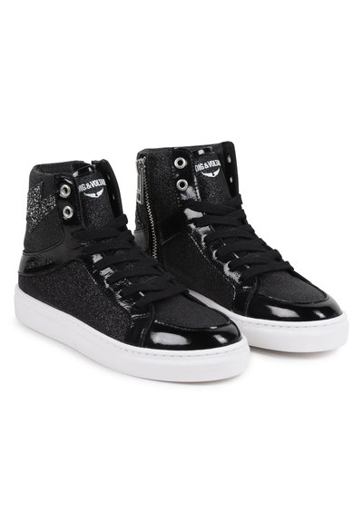 Baskets montantes noires avec une finition en vernis brillant, des accents en tissu texturé, une semelle en caoutchouc blanche et un détail de fermeture éclair métallique.