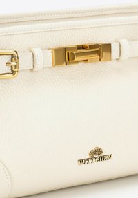 Witte leren handtas met een textuurafwerking, gouden hardware, een sluiting met een sluiting, en reliëflogo-details. Compacte, gestroomlijnde vormgeving.