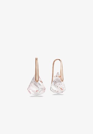 Pendientes de oro rosa con un diseño triangular de cristal transparente en forma de punta, con una superficie texturizada y bordes facetados que añaden brillo.