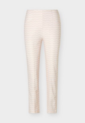 Béžové nohavice so štíhlym strihom s jemným bielym cikcak vzorom a malou šikmou prednou vreckou na pravej strane.