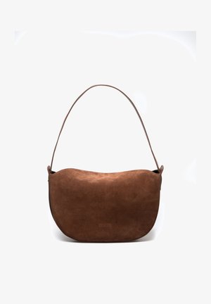 Brązowa torebka zamszowa o zaokrąglonym kształcie, z pojedynczym paskiem i minimalistycznym designie. Gładka faktura, bez widocznych elementów metalowych ani wzorów.