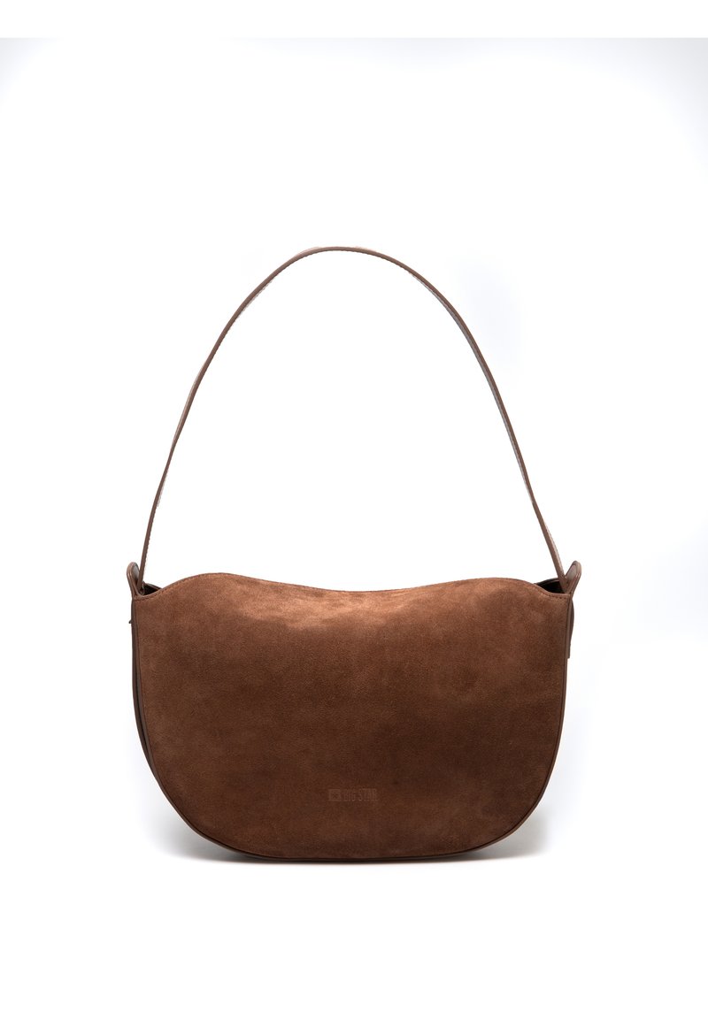Brązowa torebka zamszowa o zaokrąglonym kształcie, z pojedynczym paskiem i minimalistycznym designie. Gładka faktura, bez widocznych elementów metalowych ani wzorów.