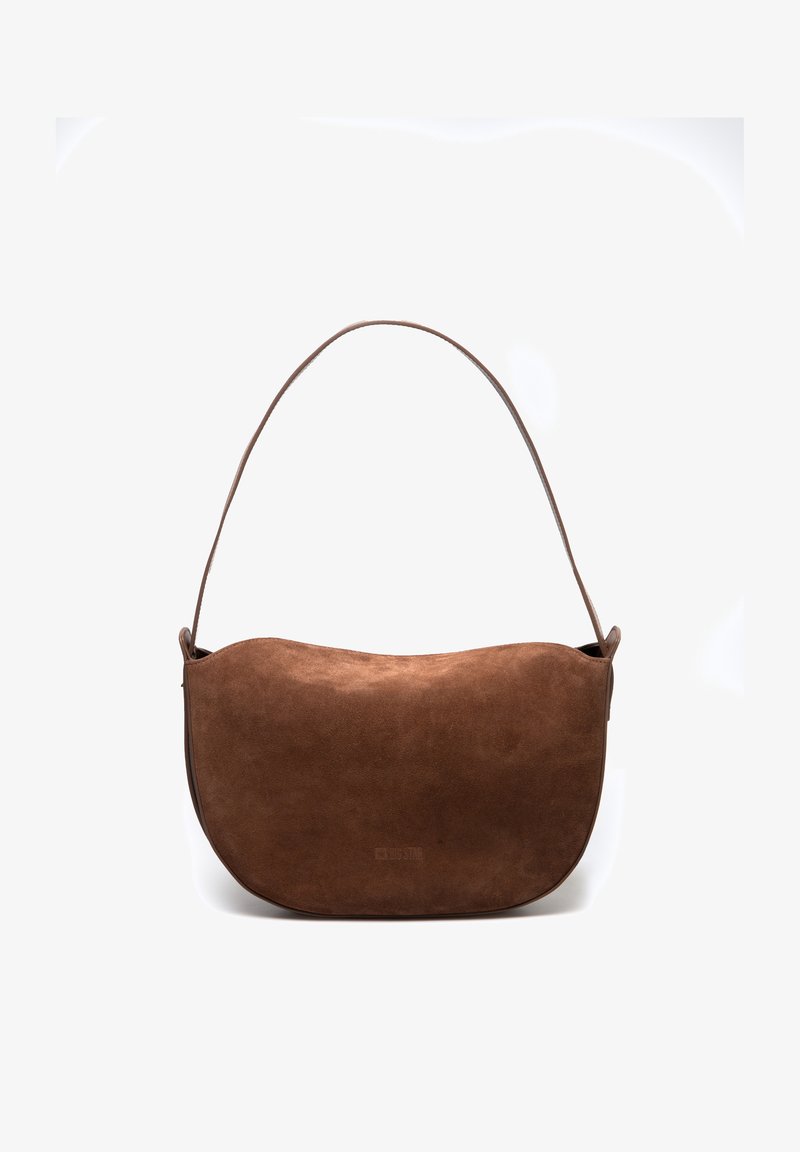Brązowa torebka zamszowa o zaokrąglonym kształcie, z pojedynczym paskiem i minimalistycznym designie. Gładka faktura, bez widocznych elementów metalowych ani wzorów.