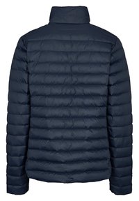 Granatowa kurtka puchowa z poziomym pikowaniem, wysokim kołnierzem oraz lekkim, wodoodpornym materiałem. Brak widocznych zdobień.