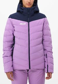 Lila Puffjacke mit navyfarbenen Akzenten, ausgestattet mit einem Reißverschluss, einer gesteppten Textur, einer verstellbaren Kapuze und einem Logo auf der Brust und dem Ärmel.