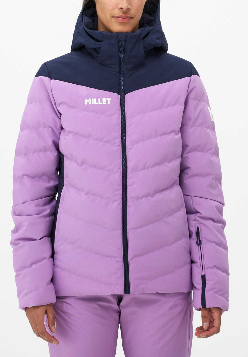 Lila Puffjacke mit navyfarbenen Akzenten, ausgestattet mit einem Reißverschluss, einer gesteppten Textur, einer verstellbaren Kapuze und einem Logo auf der Brust und dem Ärmel.