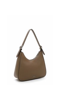 Braune Lederhandtasche mit einem einzelnen Schulterriemen, silbernen Schnallendetails und Reißverschluss, aufrecht stehend vor weißem Hintergrund.