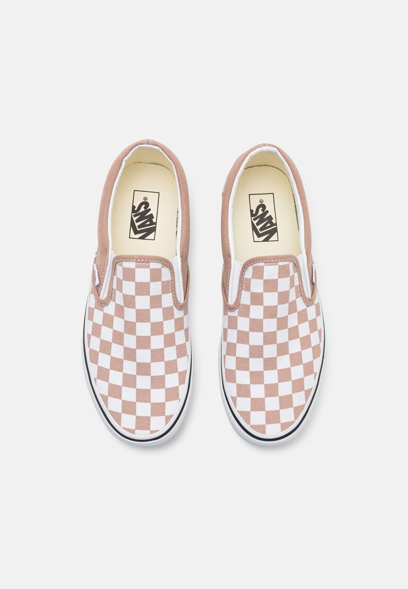 Schlüpfschuhe mit einem rosa-weißen Schachbrettmuster. AusCanvas-Material, gepolstertem Kragen, schwarzer Gummisohle und Vans-Logo innen.