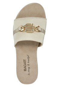 Beige sandle med en ovandel i mocka, som har en kedjeaccent i guld och en texturerad innersula. Platt design som passar för avslappnad användning.