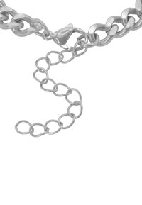 Collier en argent composé de maillons entrelacés au fini lisse et d'un fermoir à griffes, incluant une chaîne d'extension ajustable.