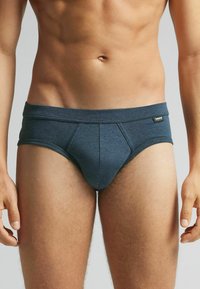 Tmavě modré bavlněné slipsy mají těsný střih, široký pás a bezšvový design, se subtelnými detaily šití a bez viditelných log.