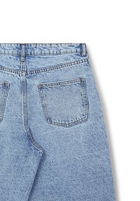 Jeans in denim di un blu chiaro con vita alta, caratterizzati da un design a cinque tasche e una leggera texture. Le tasche posteriori hanno una forma rettangolare classica.