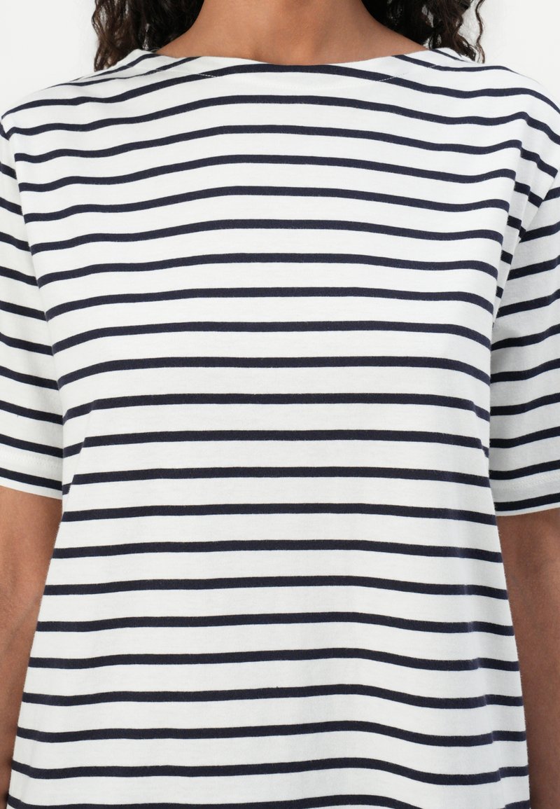 Gestreiftes T-Shirt mit Rundhalsausschnitt, ausgestattet mit horizontalen navyblauen Streifen auf einem weißen Hintergrund, aus einem weichen, leichten Stoff gefertigt.