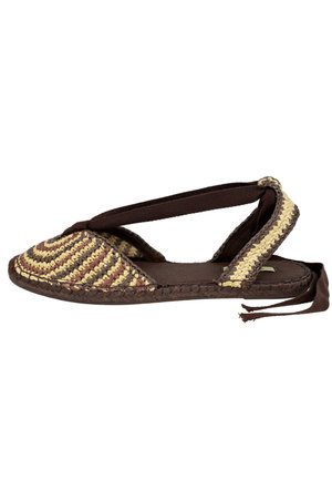 Sandalia plana con suela marrón, zona de los dedos tejida en beige y marrón, y tiras de tela entrecruzadas con cierre de lazo en el talón.