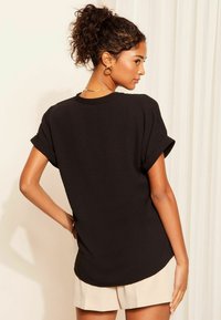 Friends Like These V NECK ROLL SLEEVE BUTTON - Blūze - black