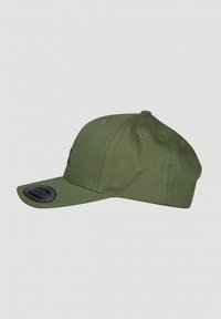 Olivgrön keps med en b�öjd skärm, tillverkad av texturerat tyg. Har en svart logotypbricka, sex ventilationsöglor och en snapback-stängning.