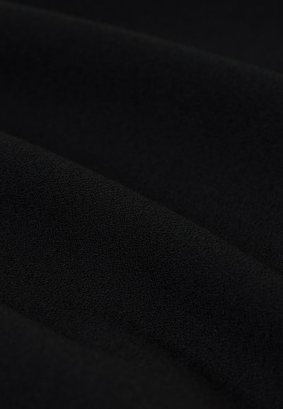 Material textil negru cu o suprafață netedă și texturată, caracterizată prin pliuri fine și un luciu subtil, potrivit pentru îmbrăcăminte sau aplicații de tapițerie.