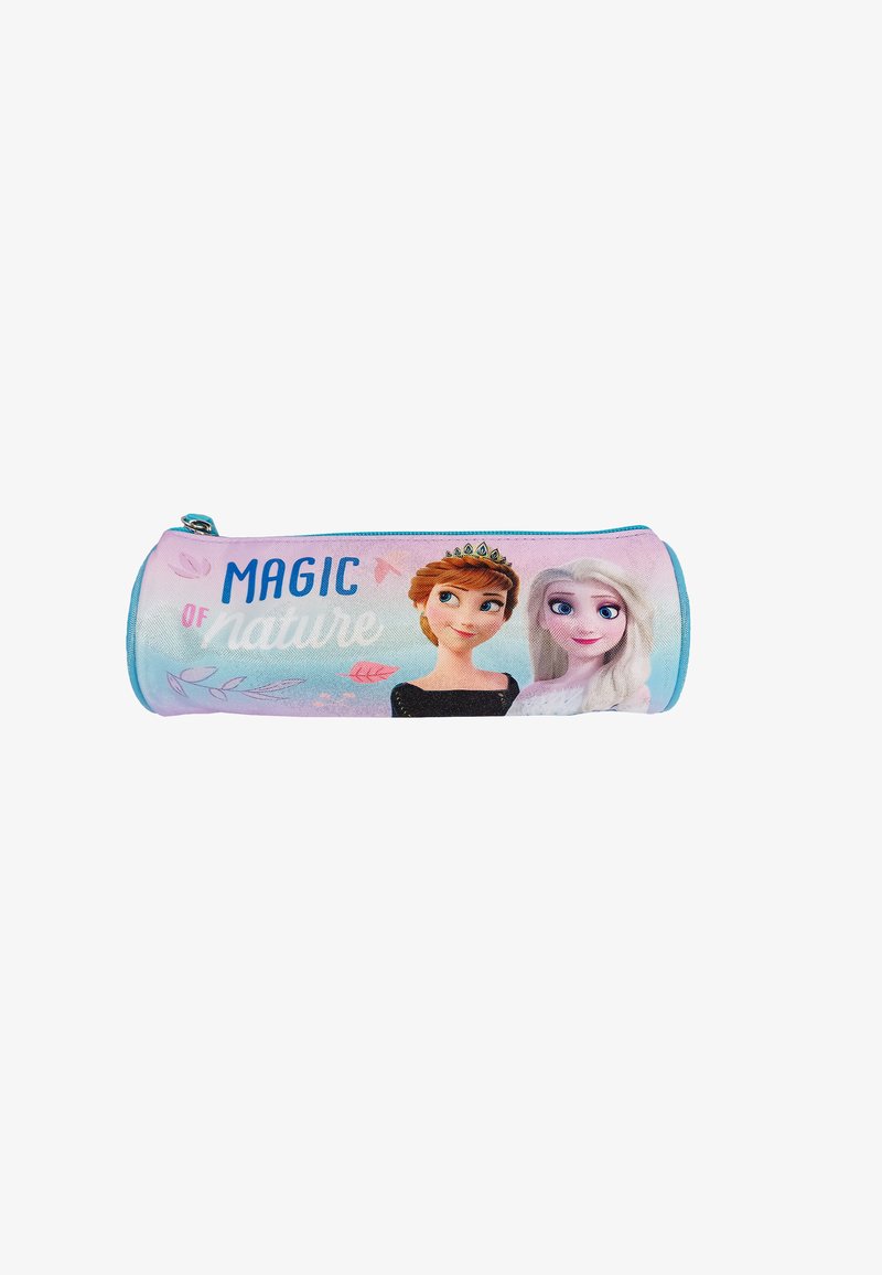 Trousse en cuir avec des personnages au design pailleté, de couleurs rose et bleu, et le texte "MAGIE de la nature." Fermeture éclair en haut.