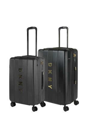 Conjunto de maletas rígidas DKNY, color negro, con diseño de rayas verticales, logo dorado, asas retráctiles y cuatro ruedas para mayor movilidad.