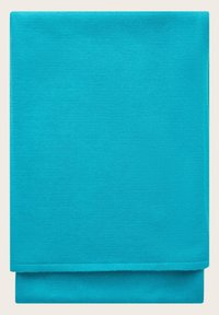 Couverture turquoise en tissu doux, présentant une texture lisse et une couleur unie avec un bord plié en bas.