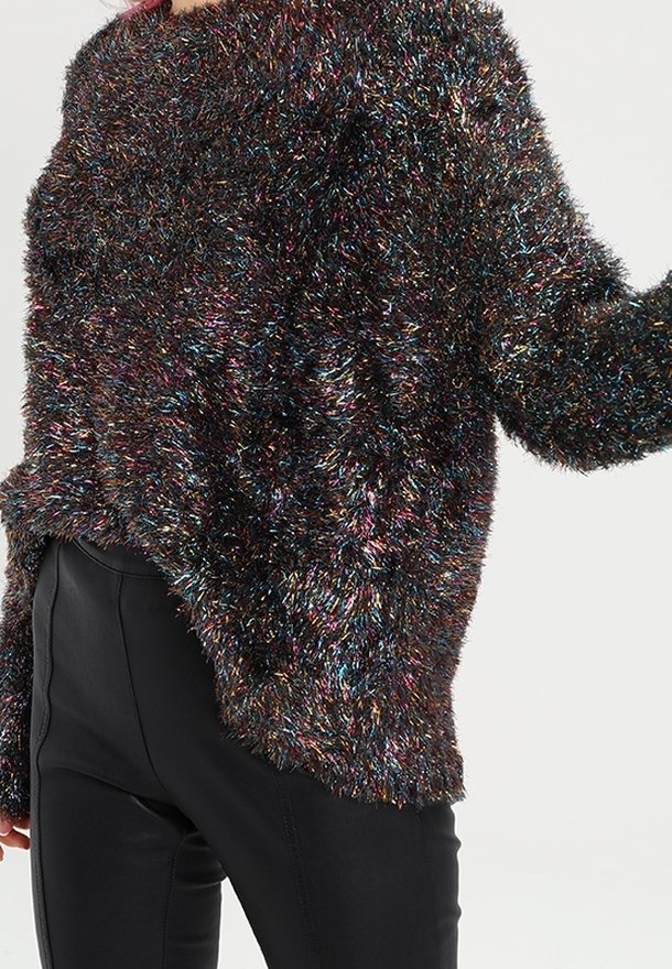 Suéter negro brillante con una textura esponjosa, que presenta hilos multicolores entrelazados. Corte holgado y mangas anchas.