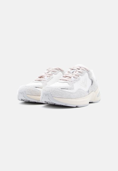 Ζευγάρι από ανοιχτόγρια και λευκά αθλητικά παπούτσια με υφή υφάσματος και κορδόνια, τοποθετημένα το ένα δίπλα στο άλλο σε απλό λευκό φόντο.