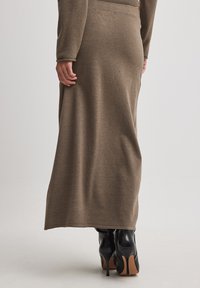 NA-KD Maxisukňa - brown