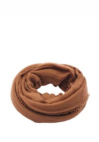 Brązowy, pleciony szalik z postrzępionymi krawędziami, o okrągłym kształcie, miękkiej fakturze i lekkim designie, odpowiedni do warstwowego noszenia i zapewniający ciepło.