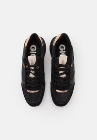 Sneaker nere realizzate in mesh e suede, con dettagli in oro rosa, lacci neri e suola ammortizzata. Logo distintivo sulla linguetta.