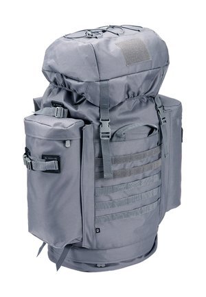 Grote grijze tactische rugzak met meerdere vakken, verstelbare riemen en MOLLE-webbing aan de voor- en zijkanten voor bevestigingen.