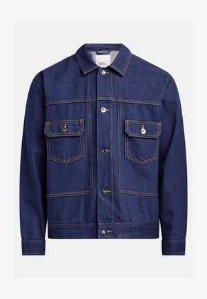 Donkerblauwe denimjas met een knoopsluiting, twee borstzakken en gele stikselaccenten. Klassieke kraag en lange mouwen.
